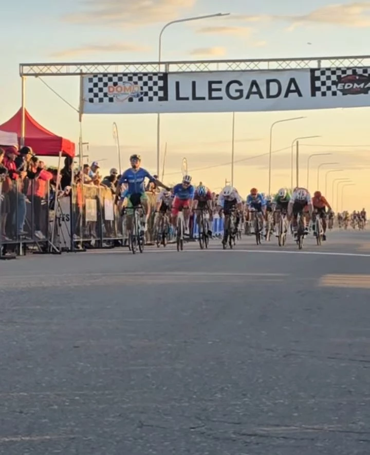Foto:@FACPyR. El sanjuanino Cobarrubia es el nuevo campeón de pelotón Elite en el Argentino de Ruta de ciclismo