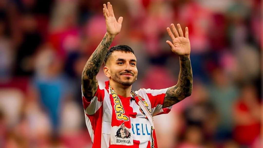 Angelito recibió el cariño de los hinchas del Colchonero después del partido. Foto: @angelcorrea32