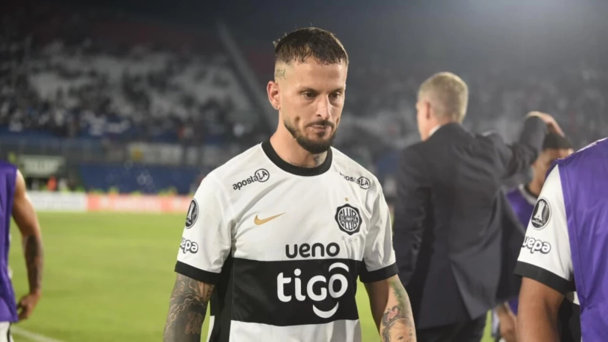 Foto: Darío Benedetto con su última camiseta, la de Olimpia, de Paraguay, donde lo dirigió el ídolo boquense Martín Palermo.&nbsp;
