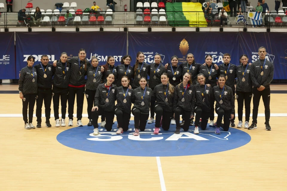 Foto:X de Handball SCAGermán Páez. Las chicas de SEDALO alcanzaron el subcampeonato en Santiago de Chile