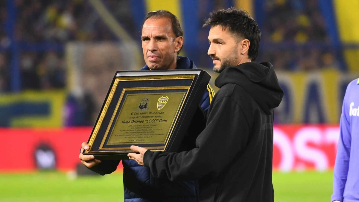 Foto: Alfredo Luna. Carlos Navarro Montoya, sucesor del Loco, y Federico, uno de los hijos del emblemático arquero, dijeron presentes en el reconocimiento