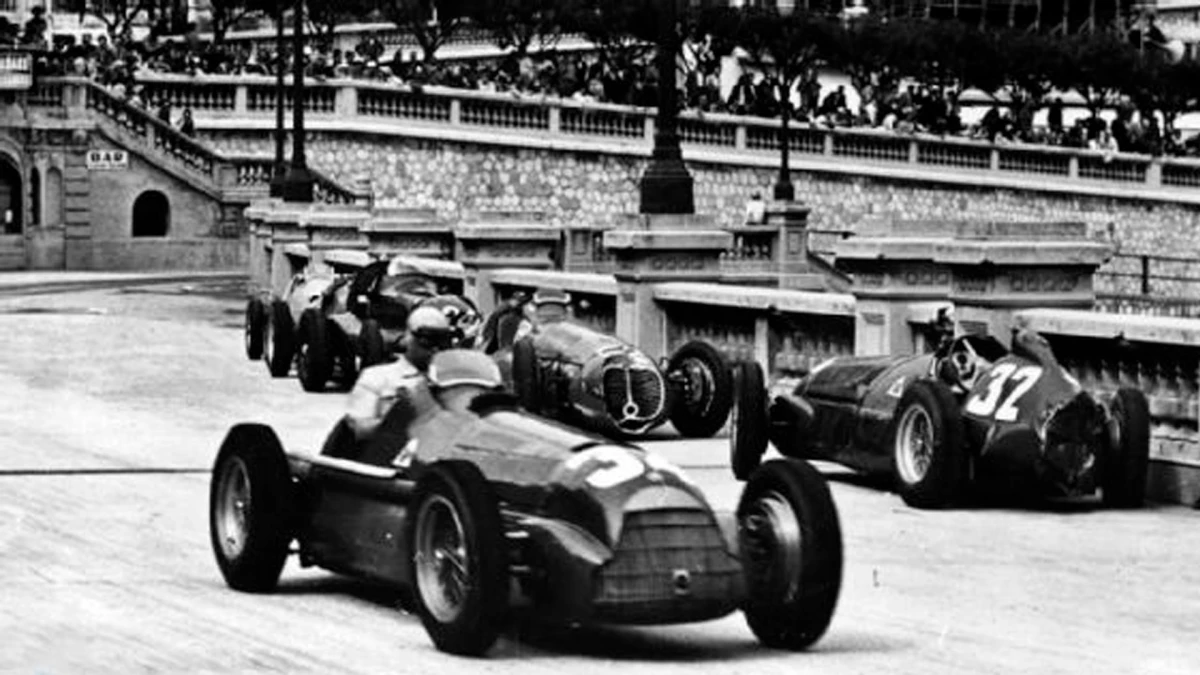 Fangio pasa pro el lugar donde la maraña de autos dejó fierros y chapas en el trazado | Foto: www.statsf1.com