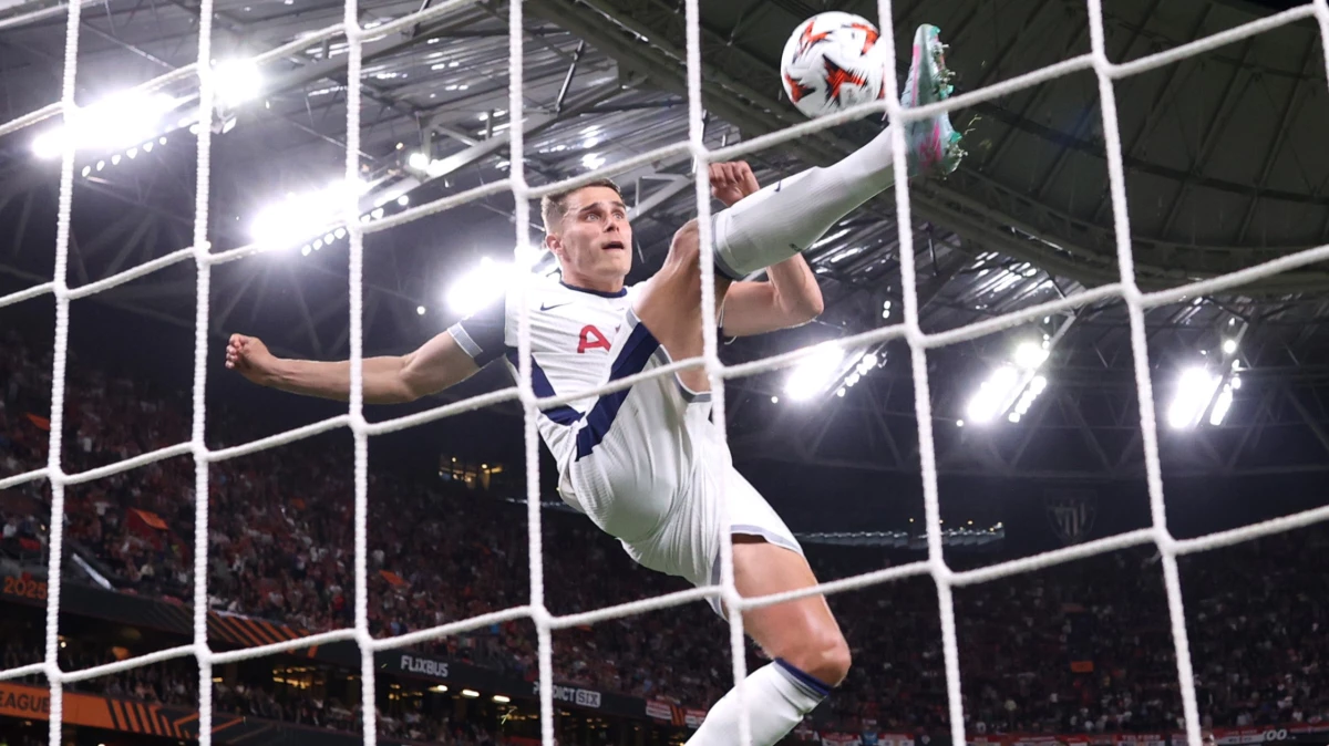 El neerlandés MIcky Van den Ven salva espectacularmente el arco de los Spurs. foto: @uefa