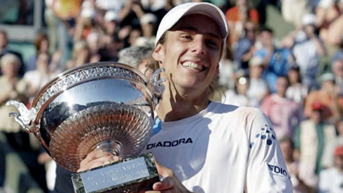 Gastón Gaudio levanta el trofeo en 2004 en una final épica ante Guillermo Coria. Foto: Télam.