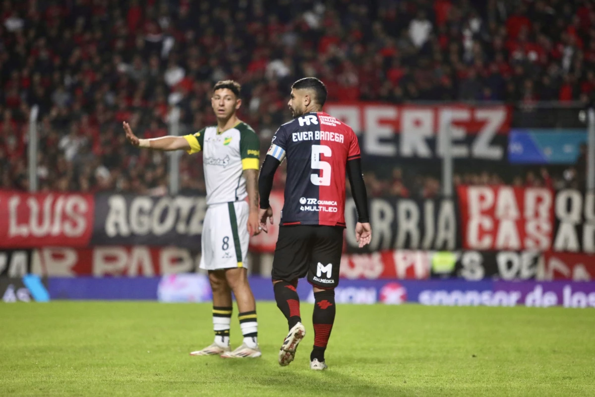 Éver Banega, el capitán de Newells. De fondo, Pérez (Foto X@Copa_Argentina)
