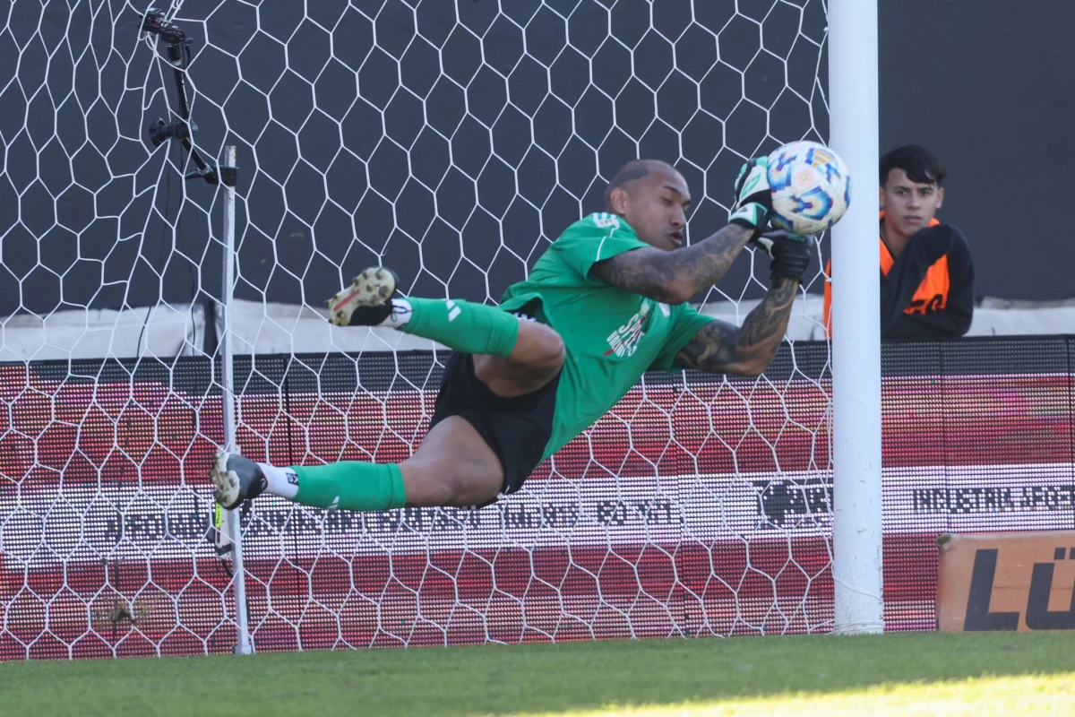 Foto:@Copa_Argentina. El arquero de Riestra, Ignacio Arce, vuela y contiene el penal decisivo ejecutado por Federico Motta. El Malevo del Bajo Flores avanzó a octavos.&nbsp;