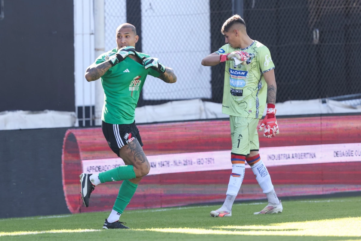 Foto:@Copa_Argentina. El arquero Arce festeja la clasificación de Deportivo Riestra