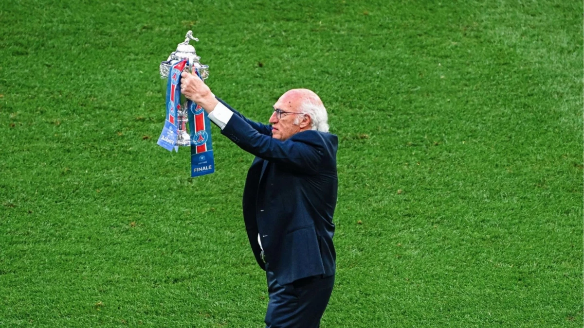 qCarlos Bianchi ingresa al estadio Saint Denis con el trofeo de la Copa de Francia. foto: @ligue1