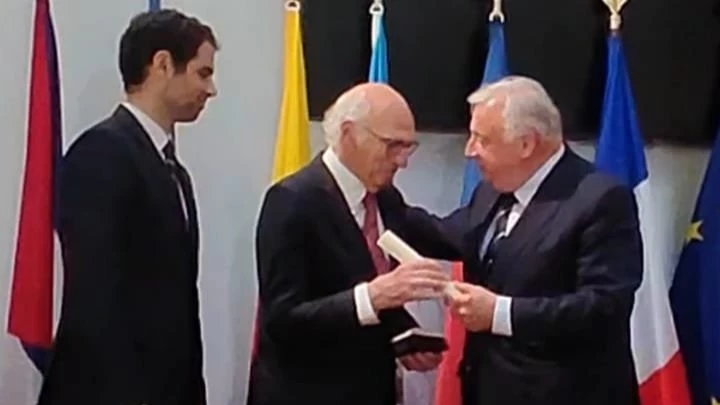 Bianchi condecorado por el Senado francés. foto: @senadofrances.