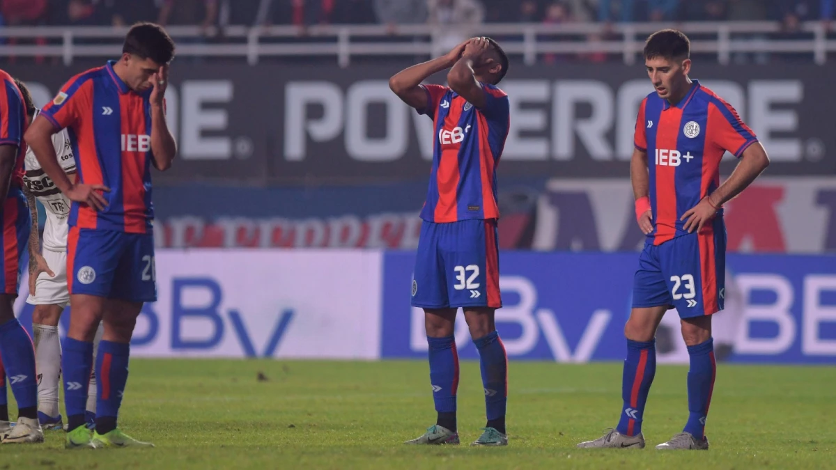 Los jugadores de San Lorenzo lamentan la eliminación ante Platense en semifinales (Foto: X@SanLorenzo).