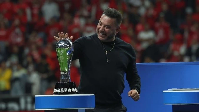 El Turco acaricia el trofeo del Clausura que ganó con Toluca. Foto: @LigaBBVAMX