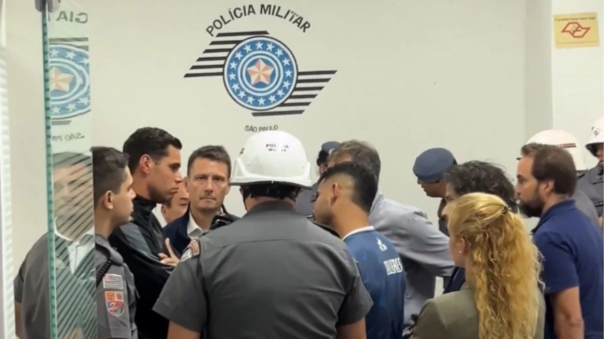 &nbsp;Foto de Guilherme Azevedo (San Pablo). Momento en que Navarro realiza la denuncia de discriminación ante la policía de Morumbí.