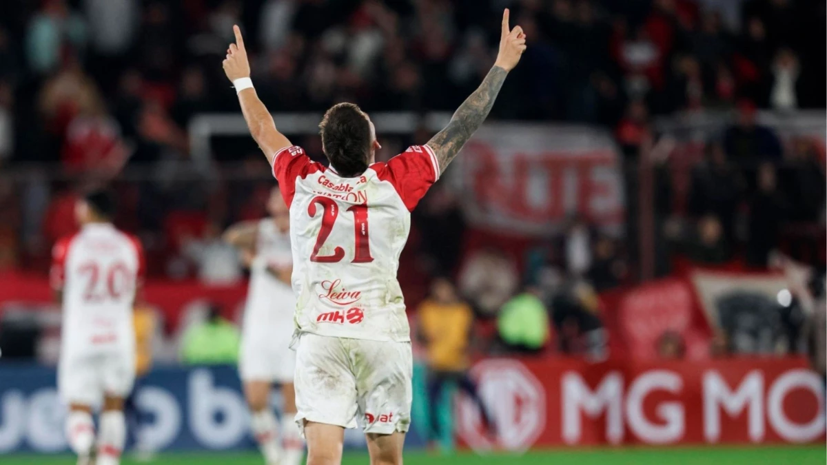 Foto: Franco Watson celebra su gol, el del 1-0 de Huracán sobre Corinthians.