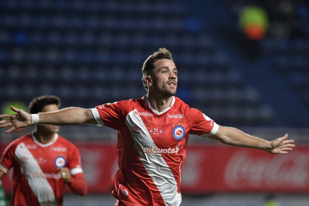 Foto: Tomás Molina celebra su gol, el primero de Argentinos.