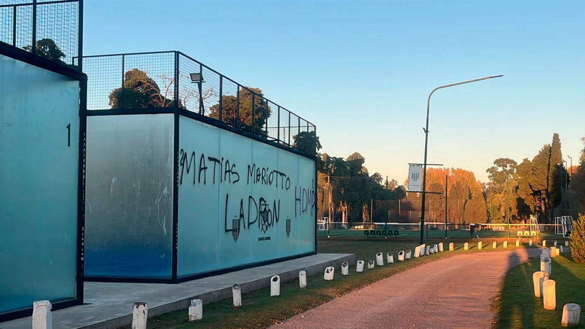 El predio de Luis Guillón amaneció con pintadas contra el presidente de Banfield. Foto: @maticolombo_