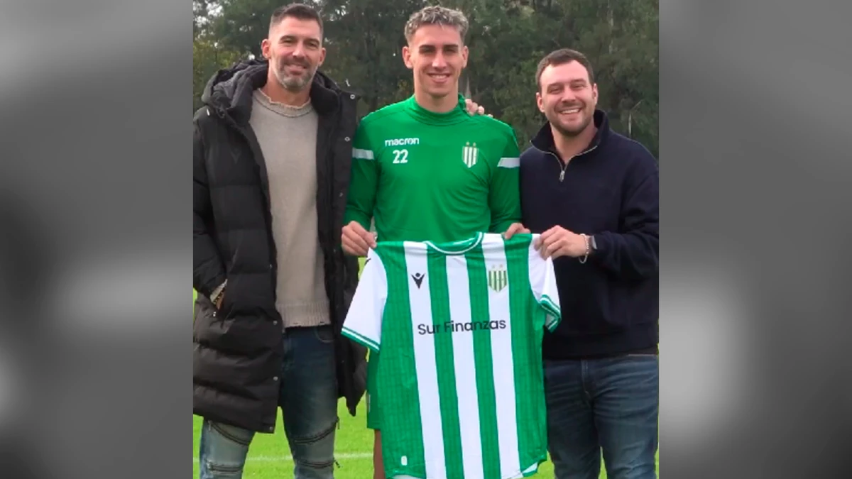 Foto:@CAB_oficial. El delantero Auzmendi es la nueva cara del plantel de Banfield