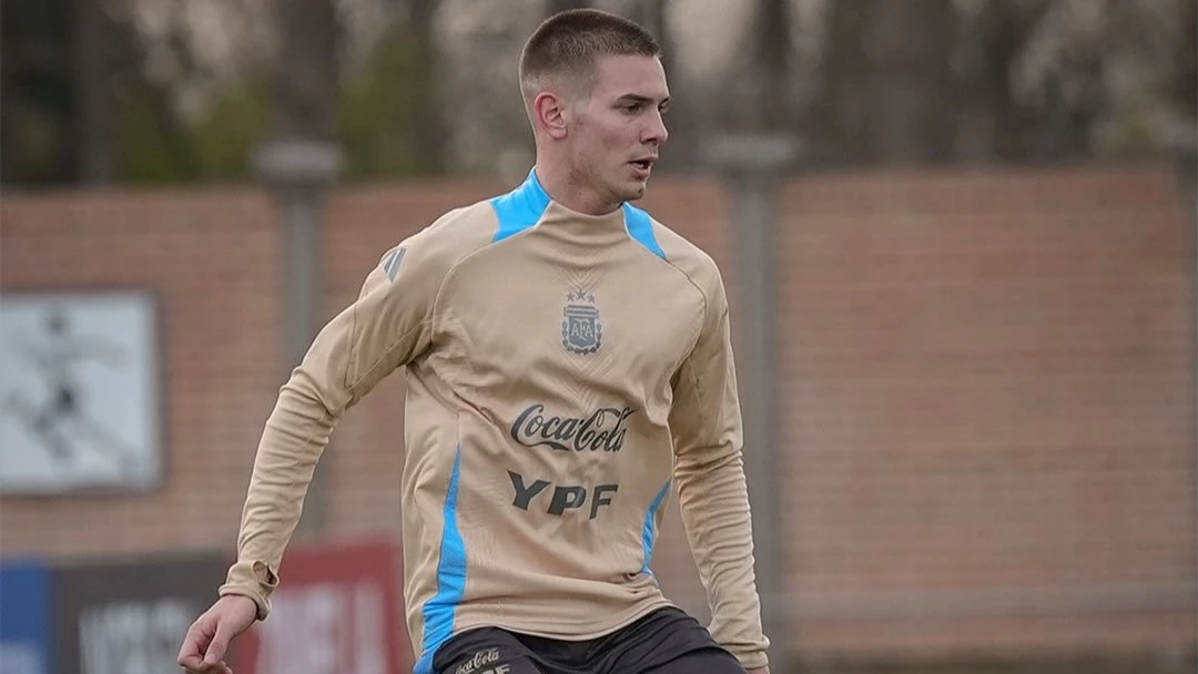 Franco Mastantuono con la ropa de la Selección Argentina. Foto: @tatografias