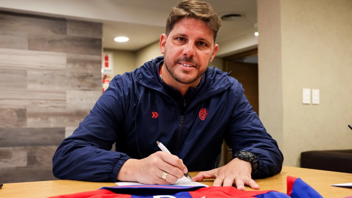 Foto: Tras la salida de Russo, Ayude dejó su cargo en la Reserva y firmó su contrato como técnico del primer equipo de San Lorenzo&nbsp;
