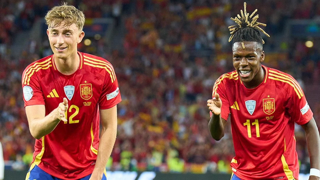 Nico Williams y el zaguero Dean Huijsen celebran un tanto. foto: @uefa