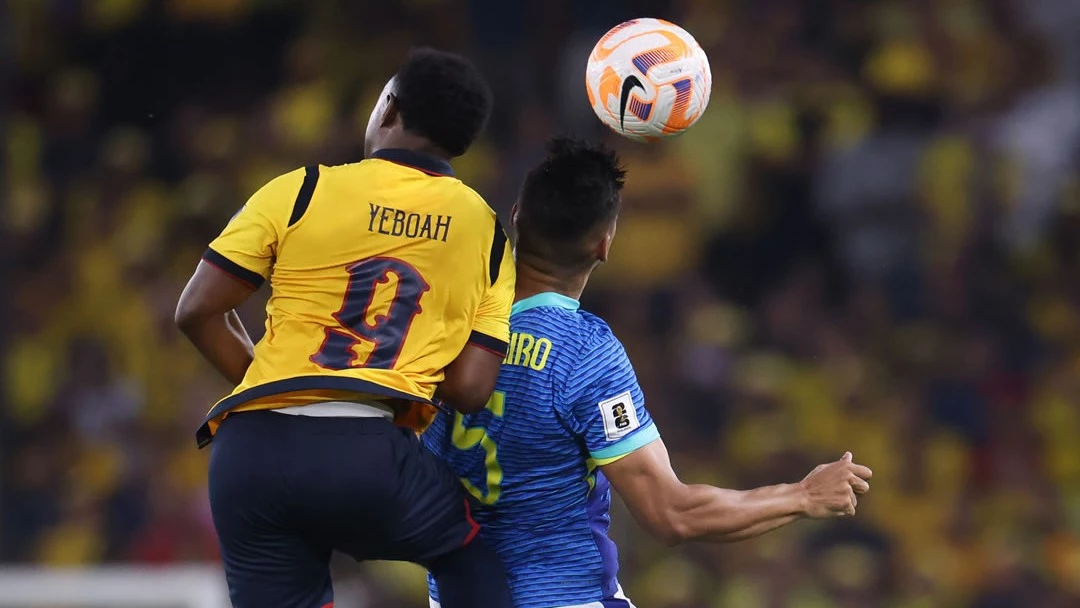 Foto: Yeboah y Casemiro luchan por la pelota en el áire en un partido en el cual Brasil no logró un juego convincente