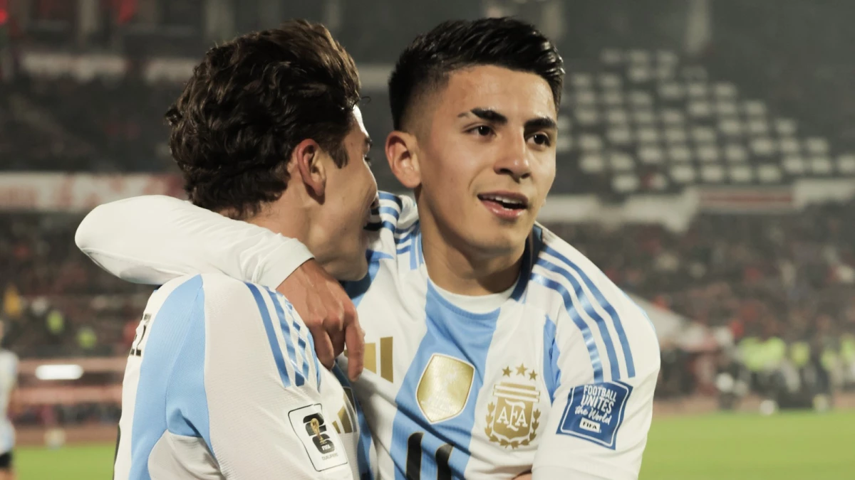 Thiago Almada saluda a la “Araña” Álvarez por su gol (Foto X@Argentina)