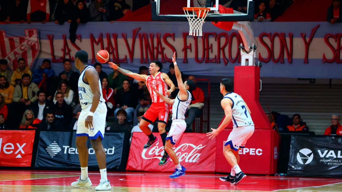 Foto: Riachuelo de La Rioja dio el golpe y superó a Instituto como visitante, por 64 a 56