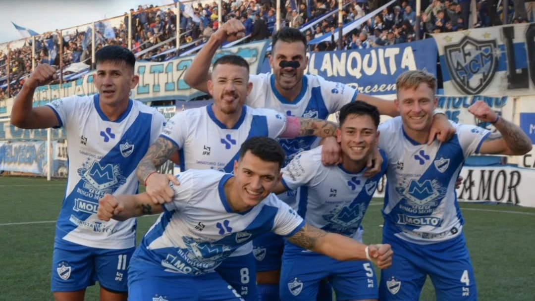 Los jugadores de Midland festejan el primer gol convertido por el “4”, Lautaro Díaz. Foto: IG @midlandoficial