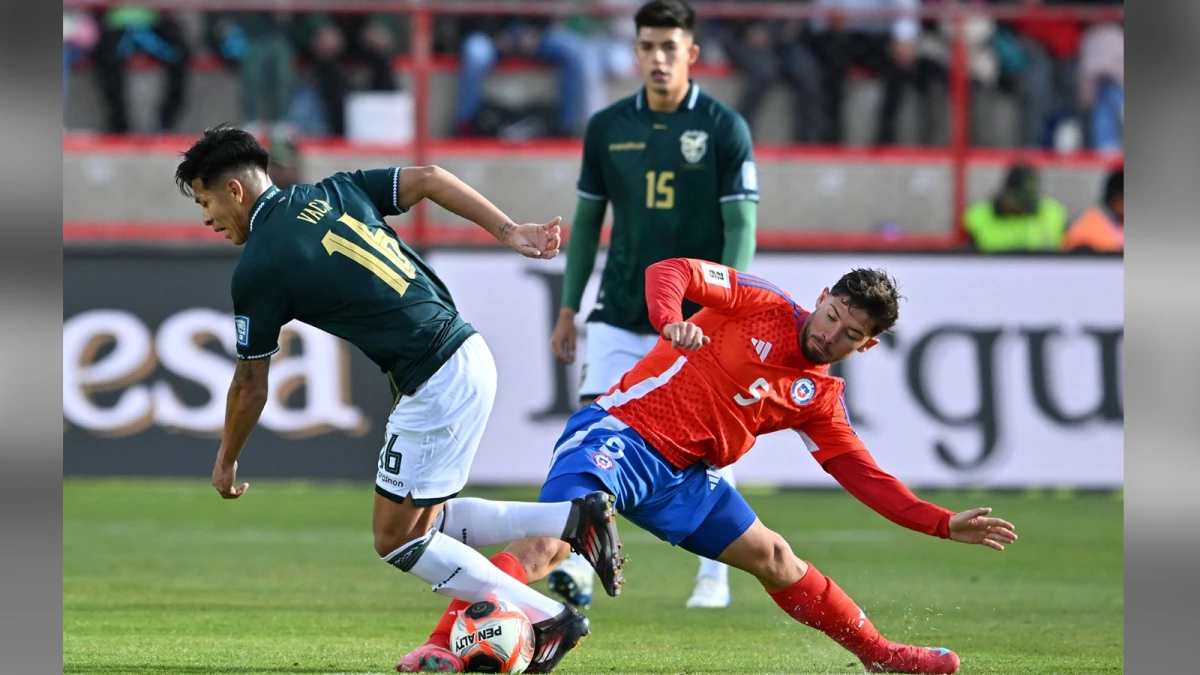 Foto: Ervin Vaca lucha por la pelota en la mitad de la cancha con Felipe Loyola. Bolivia ganó y dejó sin Mundial a Chile &nbsp;&nbsp;