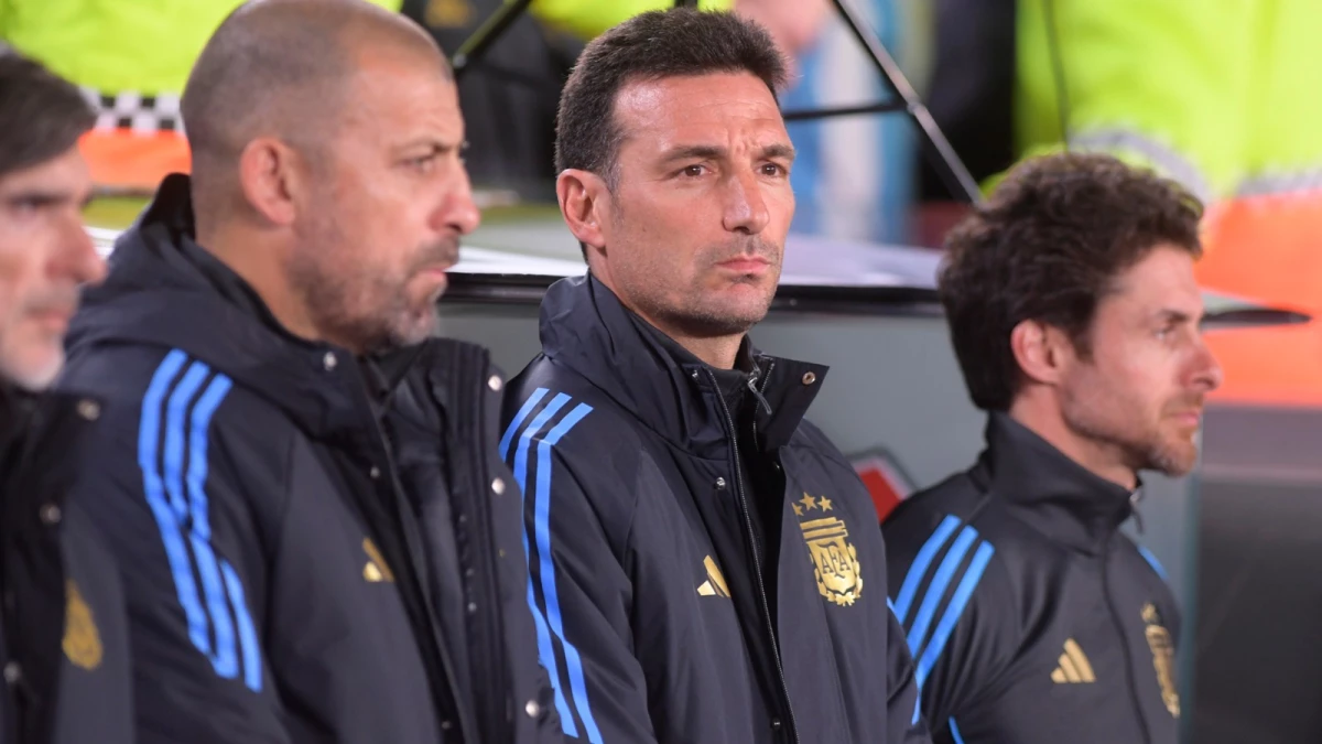 Scaloni en el Himno Nacional Argentino | Foto: Julián Álvarez