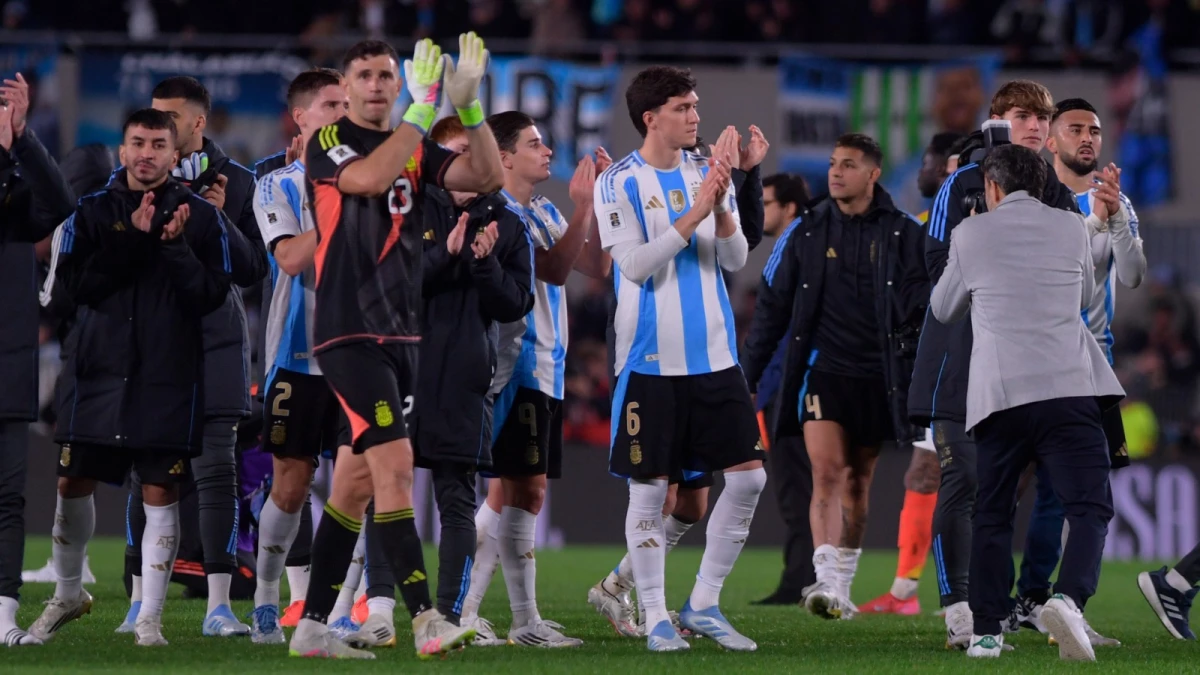 El saludo de los jugadores en el final del partido. Foto: Julián Álvarez