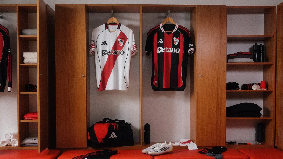 Foto: Prensa River. Antes de viajar River presentó los nuevos modelos con Mastantuono &nbsp;