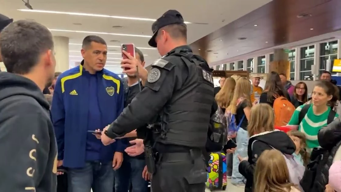 Riquelme acompañó a los refuerzos en el vuelo rumbo a Miami, donde Boca debutará el próximo lunes en el Mundial de Clubes.