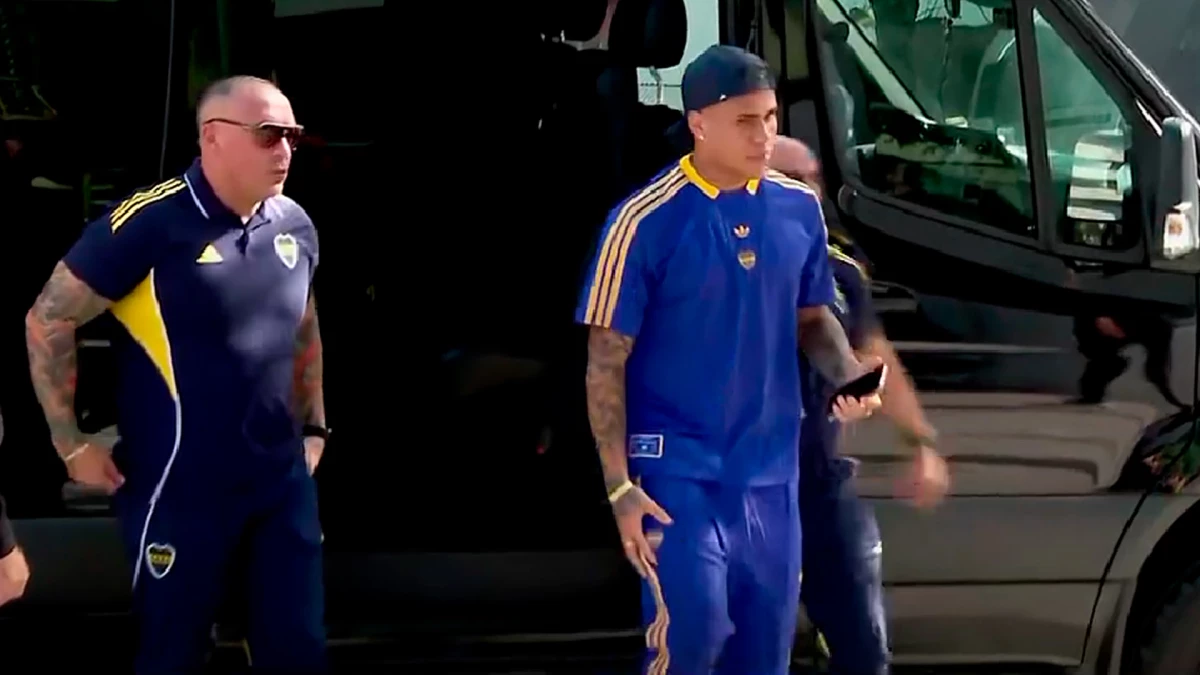 Ayrton Costa baja de la camioneta en la que llegó a la concentración de Boca | Foto: Imagen TV TyC Sports