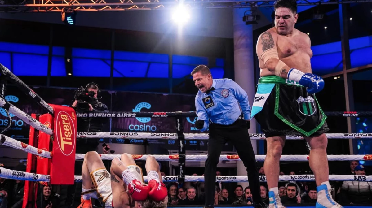 La Bestia mira de reojo a su rival, después de noquearlo en el primer round (Foto: IG@boxeodeprimera_tycsports)