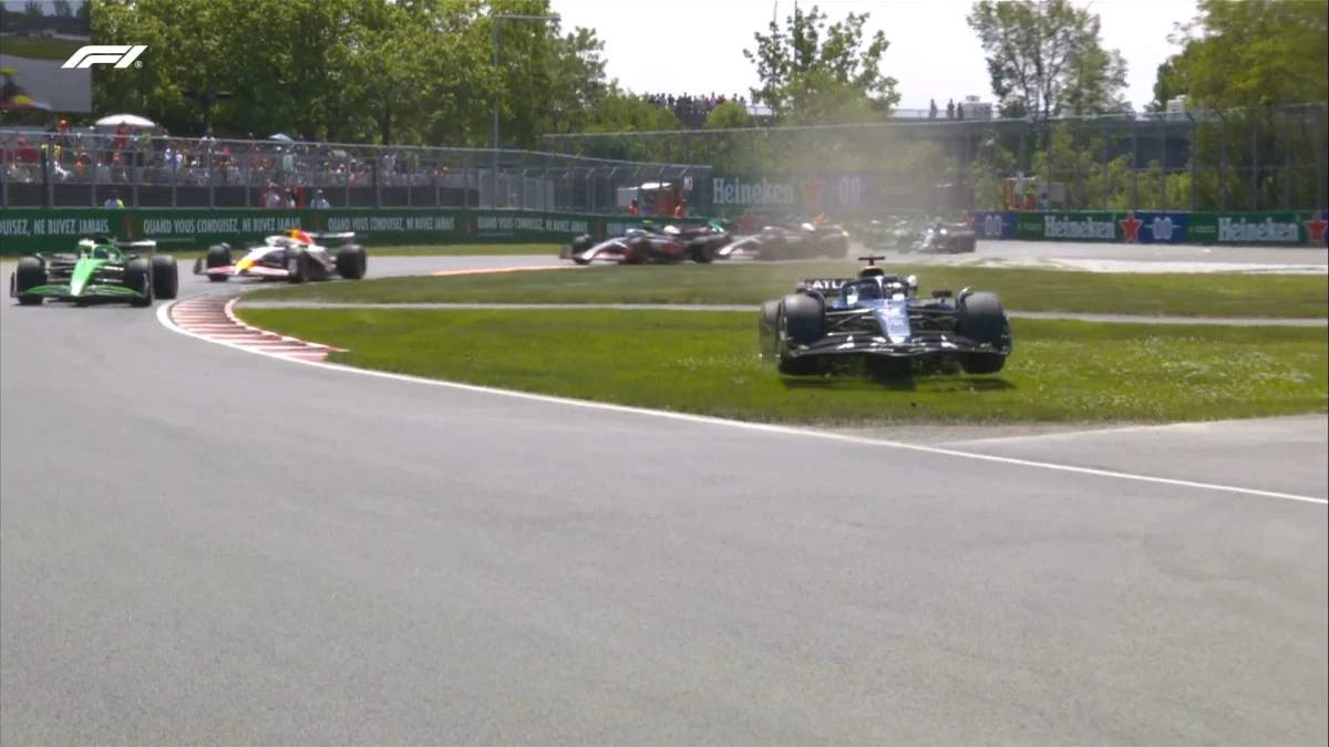 Albon casi se va de pista. (Foto: X@F1).