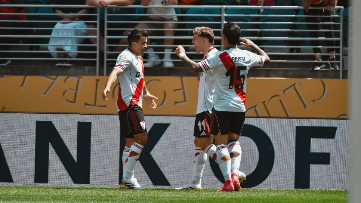 Foto: Prensa River. Colidio va directo a agradecerle a Acuña por el centro de la jugada del primer gol que inicio Mastantuono.