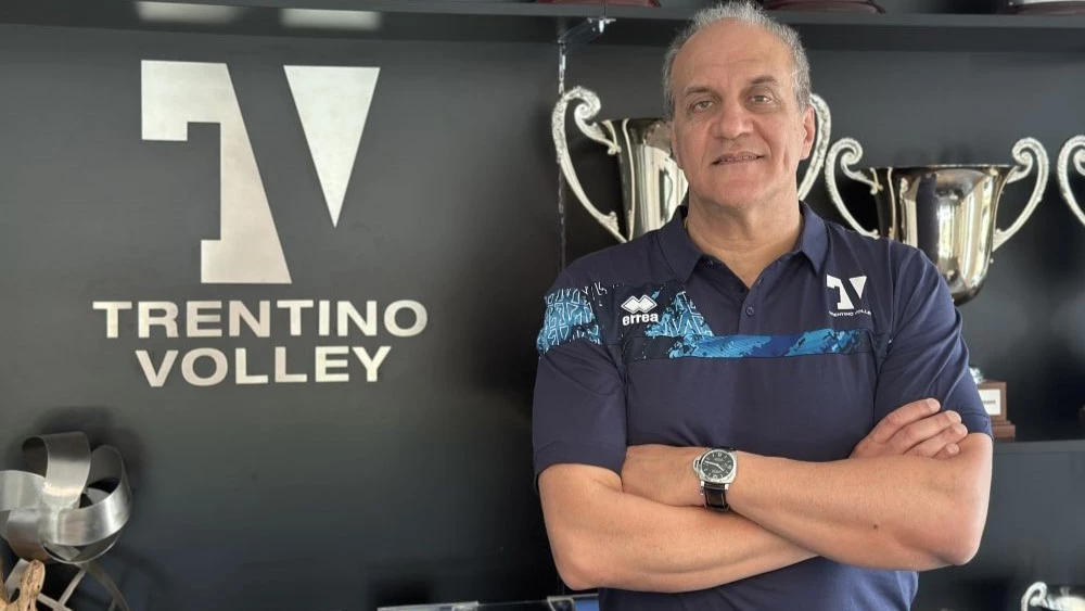 Marcelo Méndez y la foto oficial. Foto: Trentino Volley