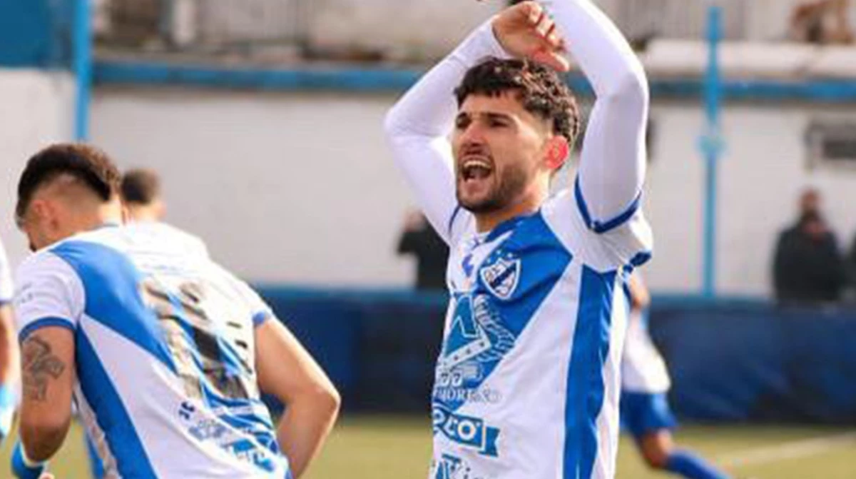 El festejo de Maximiliano Rogoski es el de todo Libertad. Foto: @PrensaMidland