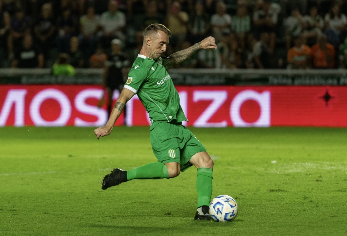 Foto:@CAB_oficial. Un fugaz paso de Damián Díaz que terminó antes de lo previsto en Banfield