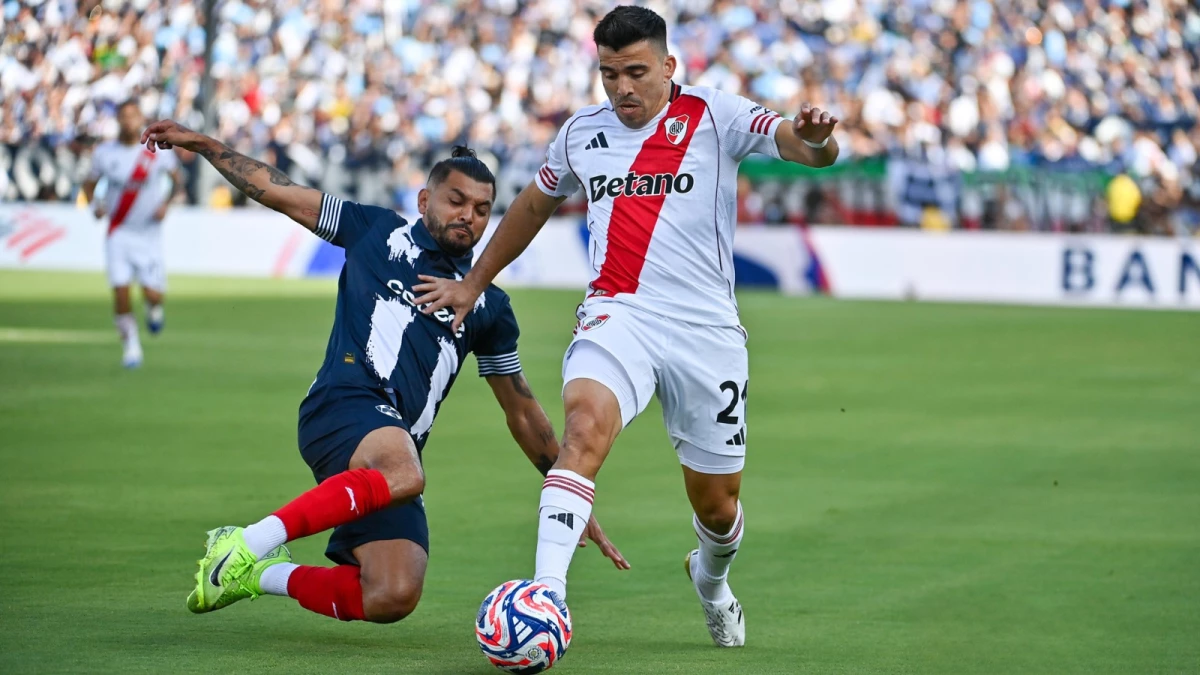 Foto: DAZN. Acuña pasa al ataque en una acción que se repitió durante casi todo el partido de River y Rayados