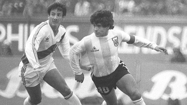 Maradona y la marca del peruano Reyna. Foto: Archivo.