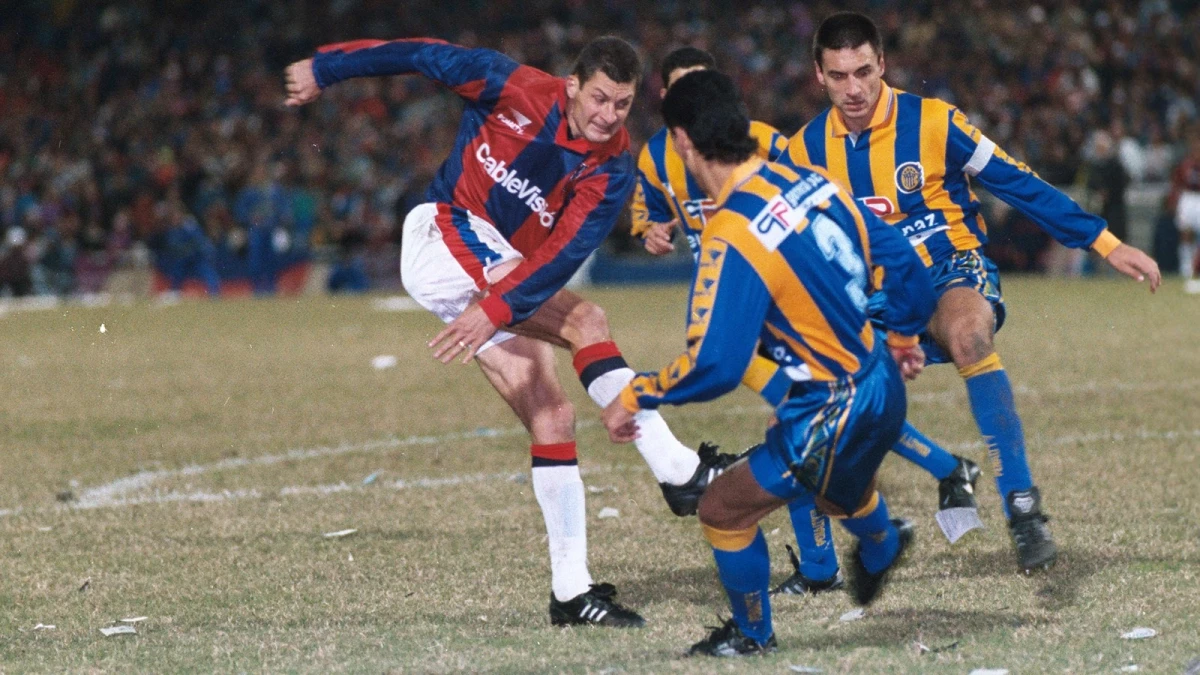 Biaggio saca el remat rodeado de jugadores. Victoria y campeonato de San Lorenzo, luego de 21 años. | Foto:Archivo Télam&nbsp;