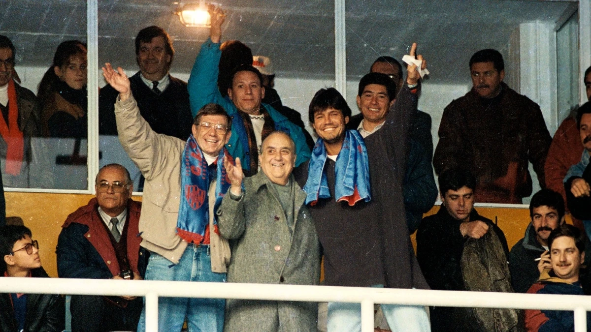 El festejo de los allegados y dirigentes en el palco. Entre ellos, Marcelo Tinelli, luego presidente del club, y James Cheek, en ese entonces Embajador de los Estados Unidos en la Argentina | Foto:Archivo Télam