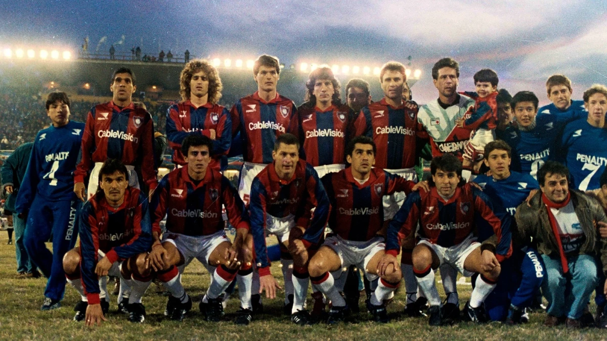 El San Lorenzo campeón del Clausura 95. Arriba, de izquierda a derecha: Silas, Manusovich, Galetto, Arévalo, Ruggeri, Passet. Abajo: Arbarello, Monserrat, Biaggio, Netto, Escudero | Foto: Archivo Télam.&nbsp;