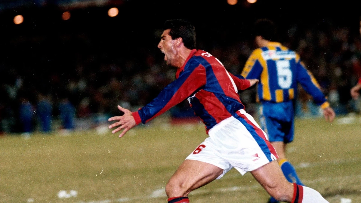 La boca llena de gol para el Gallego Esteban González, autor de la conquista que le dio el título al Ciclón | Foto:Archivo Télam&nbsp;