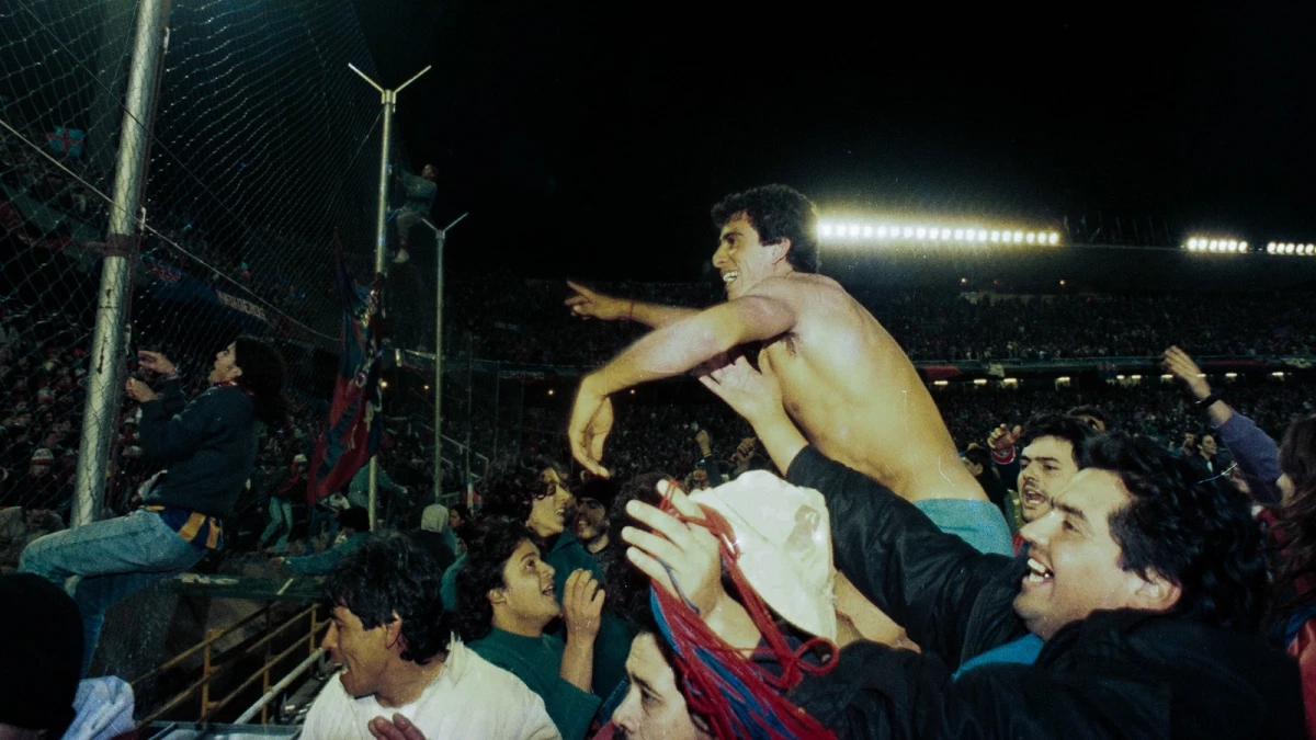 Monserrat festeja de cara a la tribuna del Cuervo en el Gigante de Arroyito | Foto:Archivo Télam