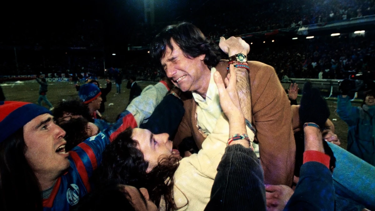 El Bambino Héctor Veira, DT campeón es llevado en andas por los hinchas | Foto: Archivo&nbsp;