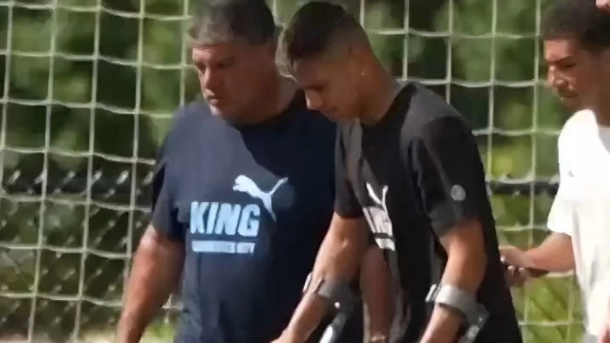 Foto: Echaverri ingresó cion muletas a la pràctica de Manchester City.&nbsp;