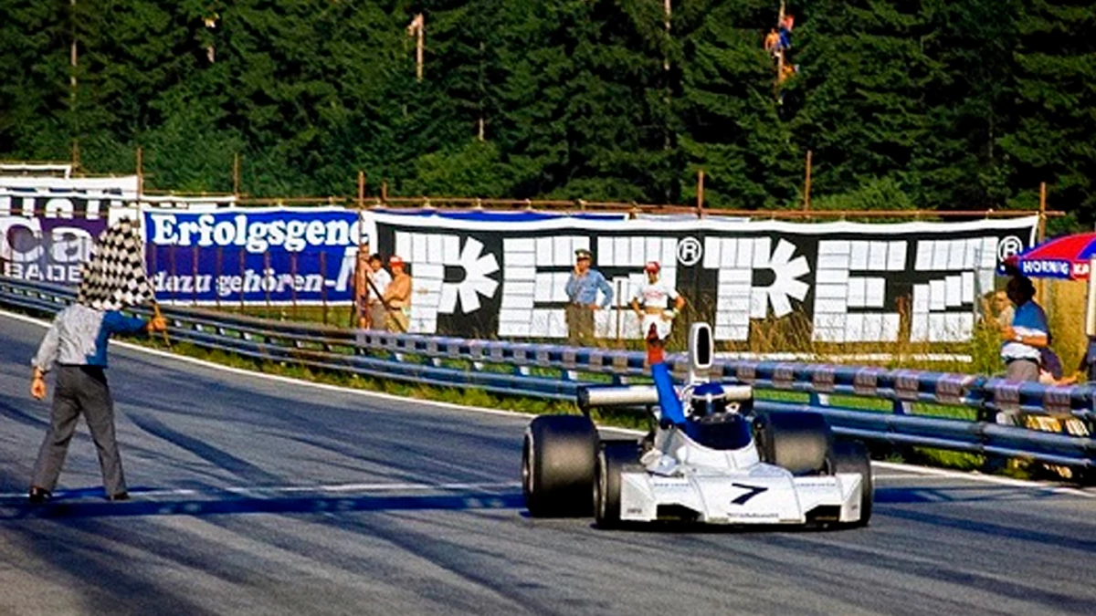 Bandera a cuadros y el argentino se lleva la carrera en una prueba donde el combustible casi lo deja sin victoria | Foto: Franco Lini (www.f1-web.com.ar)