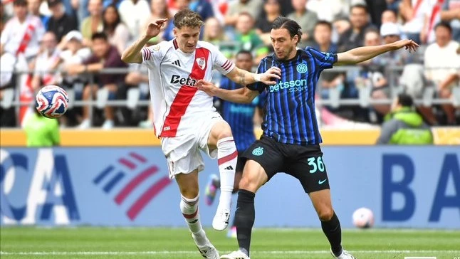 Foto: DAZN. Colidio pelea por la pelota con Darmian del Inter en un partido muy intenso.
